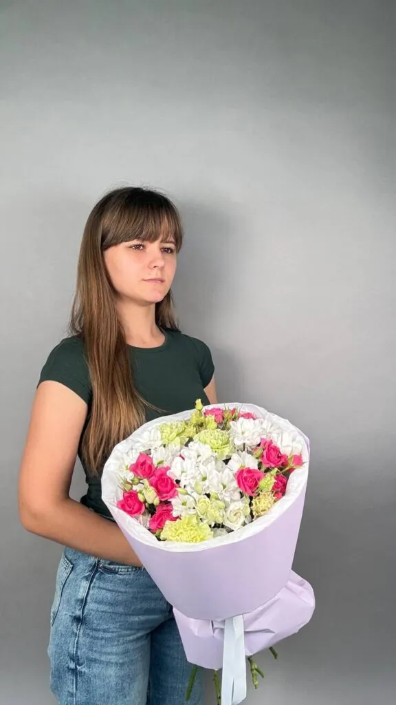 Букет из эустомы, кустовой розы, хризантемы и диантусов (s) — фото 3