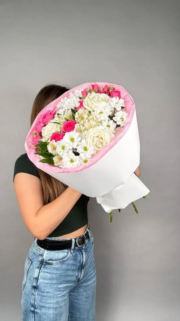 букет из кустовых и белых роз, альстромерии и хризантем (S)