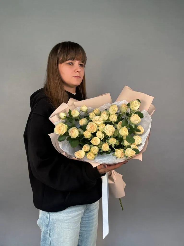 Монобукет светлых кустовых роз (7)