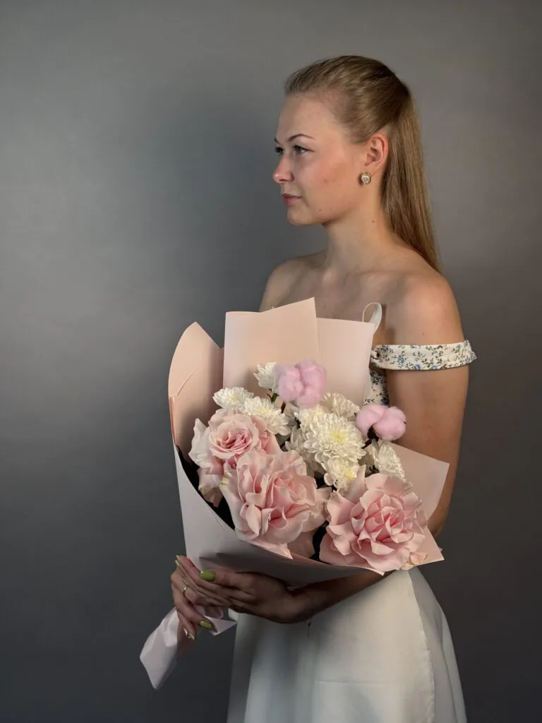 Букет из 3 французских роз, белой хризантемы и хлопка (s)