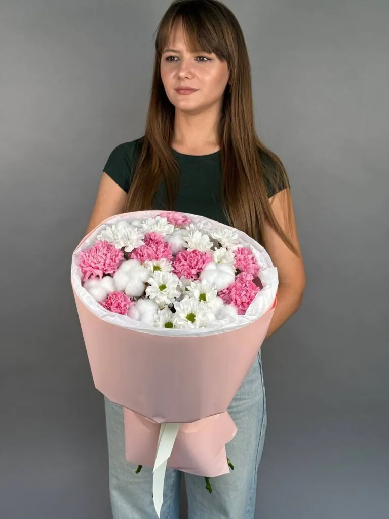 Букет из хризантемы, диантусов и хлопка (S) — фото 4